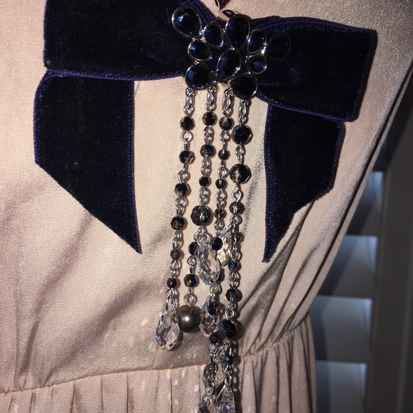 Swarovski crystal bow in midnight blue - Picture 3 of 6